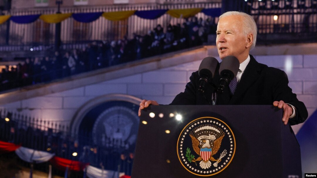 Presiden AS Joe Biden memberikan pidato menjelang peringatan satu tahun invasi Rusia ke Ukraina, di luar "Royal Castle", di Warsawa, Polandia, Selasa 21 Februari 2023. 