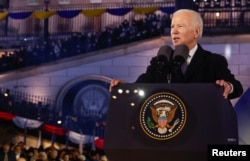 U.S. President Joe Biden delivers remarks ahead of the one year anniversary of Russia's invasion of Ukraine, outside the Royal Castle, in Warsaw, Poland, February 21, 2023. (REUTERS/Evelyn Hockstein)