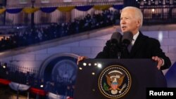 El presidente de EEUU, Joe Biden, pronuncia un discurso en Varsovia, Polonia, para marcar el primer aniversario de la invasión rusa a Ucrania, el 21 de febrero de 2023. 