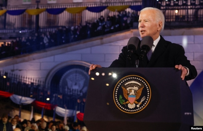 U.S. President Joe Biden delivers remarks ahead of the one year anniversary of Russia's invasion of Ukraine, outside the Royal Castle, in Warsaw, Poland, February 21, 2023. (REUTERS/Evelyn Hockstein)