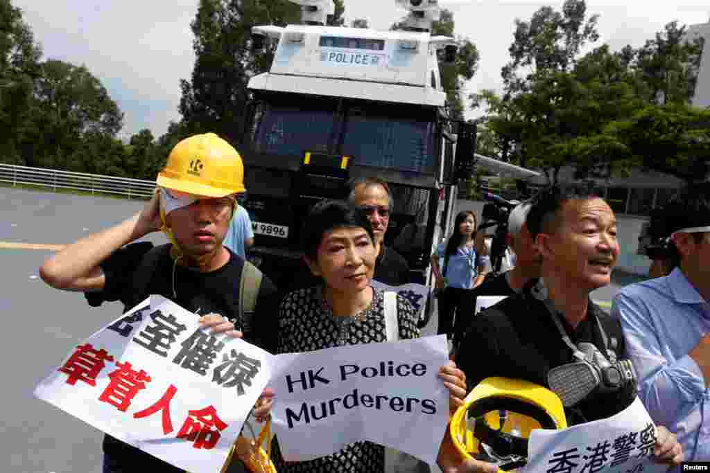 Las protestas en Hong Kong se han convertido en uno de los mayores desafíos populares que enfrenta el presidente chino Xi Jingping desde que asumiera la presidencia del país en 2012. En la foto, Claudia Mo y sus colegas legisladores en favor de la democracia asisten a una demostración de un vehículo equipado con cañones de agua en el recinto de la Unidad Táctica de la Policía en Hong Kong, el 12 de agosto de 2019.