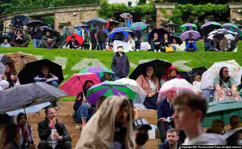 ریزش باران در روز اول رقابت‌های تنیس ویمبلدون در لندن باعث تاخیر در مسابقات شد.