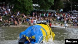 Peserta pomba perahu gila ikut berkompetisi dalam perahu berbentuk minion di Sungai Danube di Harta, Hongaria, 14 Agustus 2021. (REUTERS/Marton Monus)