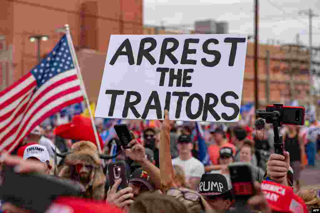 Los partidarios del presidente de los Estados Unidos, Donald Trump, protestan frente al Departamento de Elecciones del condado de Maricopa mientras se cuentan los votos en Phoenix, Arizona, el 6 de noviembre de 2020.