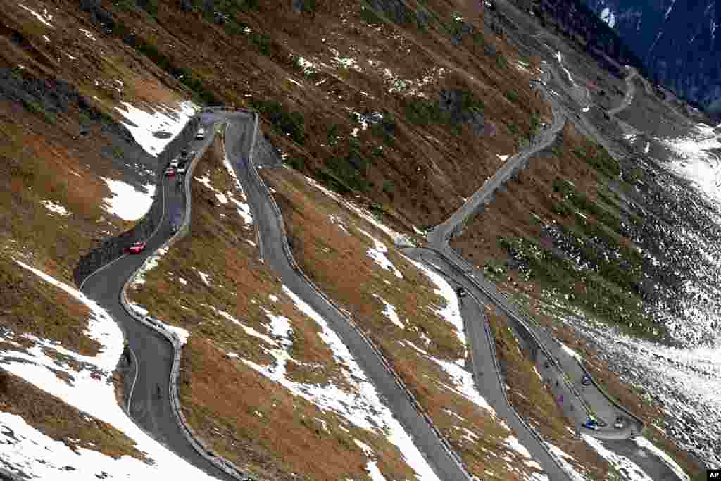 Cyclists climb the Stelvio Pass, 2,757 meters (9,045 ft) above sea level, during the 18th stage of the Giro d&#39;Italia cycling race from Pinzolo to Laghi di Cancano, northern Italy.