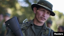 El comandante Ancízar lee un comunicado de las FARC confirmando que el periodista francés Romeo Langlois es prisionero de guerra.