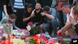 Ožalošćeni gradjani odaju poštu stradalima u blizini tržnog centra Olimpija gde je ubijeno 9 osoba