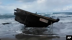 Foto yang dirilis oleh Stasiun Penjaga Pantai Sado menunjukkan bagian dari sebuah kapal di Pulau Sado, Prefektur Niigata, bagian utara Jepang, 28 Desember 2019.