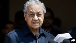 Perdana Menteri Malaysia Mahathir Mohamad berbicara dalam konferensi pers di Kuala Lumpur, 11 Mei lalu. 