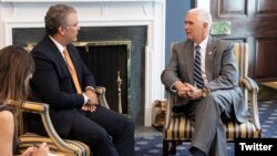 Archivo. El vicepresidente de EE.UU., Mike Pence, (derecha) y el presidente de Colombia, Iván Duque, conversan durante durante una visita del entonces presidente electo colombiano a Washington el 5 de julio de 2018.