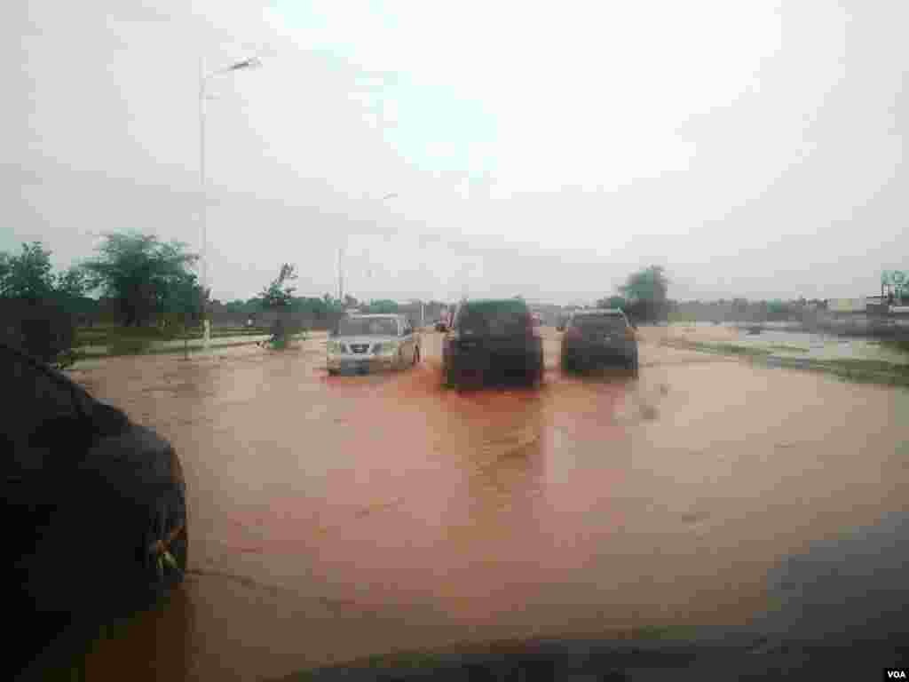 Angola, Luanda. As estradas completamente alagadas não travam os automobilistas, à entrada do Kilamba. A chuva na capital cai desde há uma semana. 29 de Abril 2014