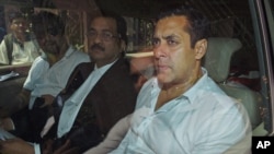 ດາຣາຮູບເງົາ Bollywood ທ່ານ Salman Khan, ຂວາ, ນັ່ງຢູ່ ໃນລົດ ນອກສານໃນ ນະຄອນsits Mumbai, ປະເທດອິນເດຍ.