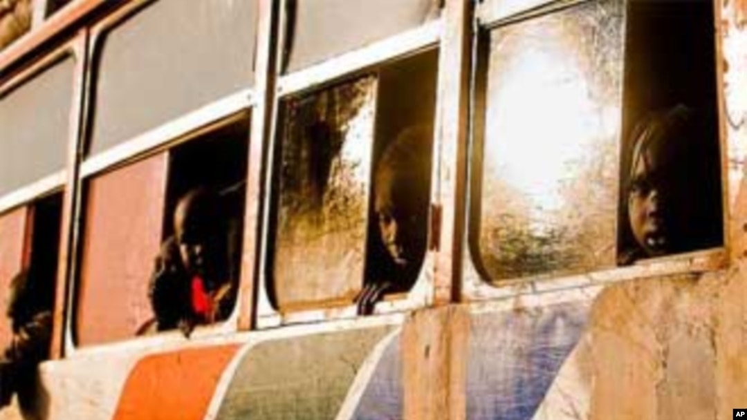 Returnees pass through Abyei from North Sudan on their way to Warab