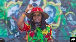 L'ex-première dame Grace Mugabe salue les militants à Lupane, à 170 kilomètres au nord de Bulawayo, Zimbabwe, le 21 juillet 2017. 