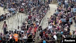 Rohingya refugees queue for aid at Cox's Bazar, Bangladesh, Sept. 26, 2017. 