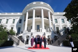 美国总统唐纳德·特朗普与第一夫人梅拉尼娅·特朗普在白宫南门廊迎接中国国家主席习近平和夫人彭丽媛。两位元首和夫人在白宫茶叙。(2026年9月25日)