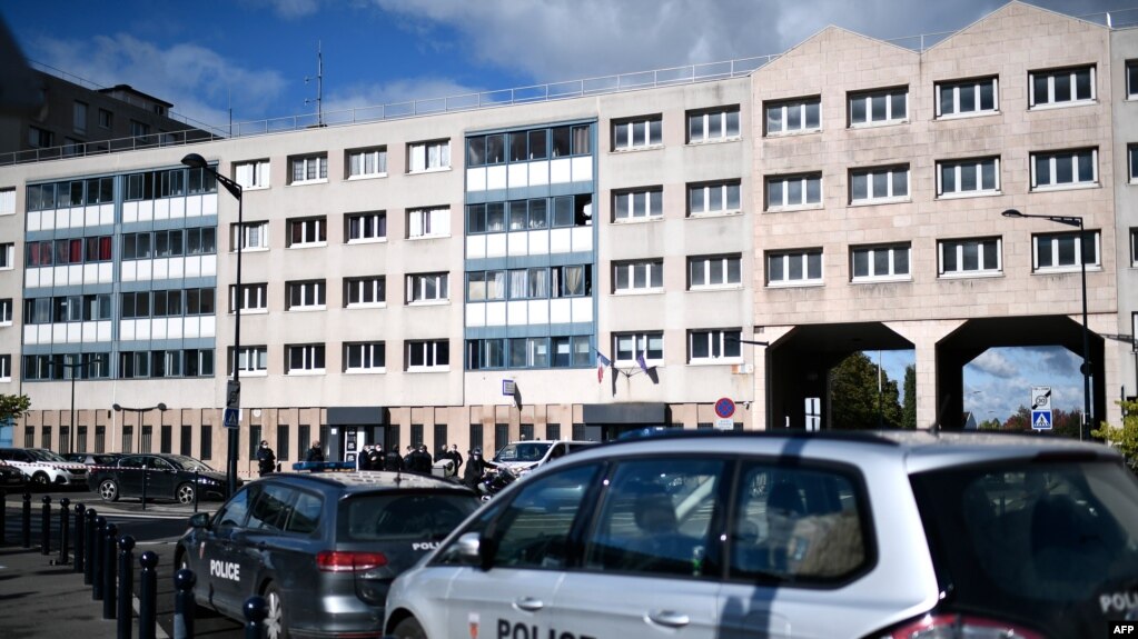 Sulm ndaj një stacioni policie në Paris