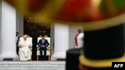 El papa Francisco (izq.) y el presidente de Indonesia, Joko Widodo, asisten a una ceremonia de bienvenida en el Palacio Presidencial en Yakarta el 4 de septiembre de 2024. 