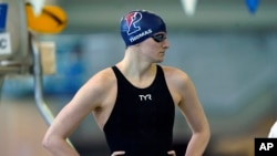 Atlet transpuan Lia Thomas bersiap untuk berkompetisi pada nomor gaya bebas 500 meter di ajang NCAA Swimming and Diving Championships di Georgia Tech, Atlanta, pada 17 Maret 2022. (Foto: AP/John Bazemore)