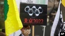 Kelompok hak asasi manusia berkumpul pada Hari Hak Asasi Manusia internasional Perserikatan Bangsa-Bangsa, Jumat, 10 Desember 2021, untuk memboikot Olimpiade Musim Dingin Beijing 2022 di depan gedung Bank of China di Taipei, Taiwan. (Foto: AP)