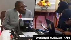 VaRobert Mugabe