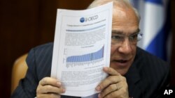 La OCDE, dirigida por Ángel Gurria, dice que la lenta recuperación de la crisis económica global y el lento progreso en las reformas económicas están dificultando el progreso.