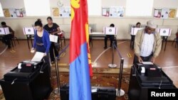 Warga Mongolia memilih anggota parlemen baru di salah satu TPS dekat ibukota Mongolia, Ulan Bator (28/6). 