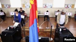 Cử tri Mông Cổ đi bỏ phiếu ở vùng ngoại ô của thủ đô Ulan Bator, ngày 28/6/2012