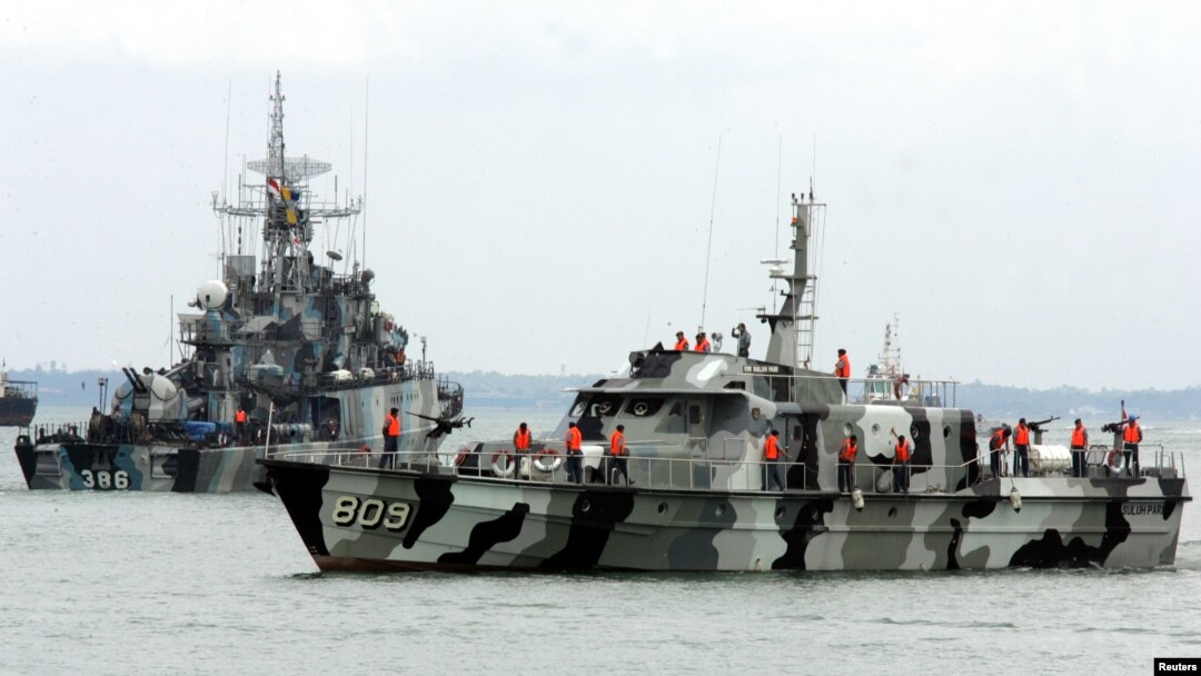 Kapal Angkatan Laut Indonesia meninggalkan pelabuhan pulau Tanjung Uban untuk operasi di Selat Malaka. (Foto: Dok)