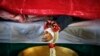 Jenazah salah satu dari kakak beradik yang tewas dalam pemboman dekat lokasi demonstrasi anti-pemerintah pada 23 Februari dalam upacara pemakaman di sebuah kuil Buddha di Bangkok (24/2). (Reuters/Athit Perawongmetha)