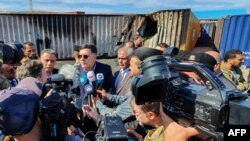 Fayez al-Sarraj, Premier ministre du Gouvernement d'union nationale (GNA) reconnu par l'ONU en Libye, accompagné de journalistes, visite le port de la capitale Tripoli après qu'il ait été touché par un tir de roquette, 19 février 2020.