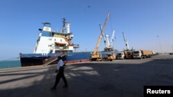 ARSIP - Seorang petugas penjaga pantai berjalan melintasi dok perkapalan di Laut Merah di Pelabuhan Hodeidah, Yaman, 5 Januari 2019 (foto: Reuters/Abduljabbar Zeyad)