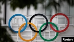 资料照片：巴黎拉德芳斯体育场上的奥运五环。该体育场将举办2024年奥运会的一些游泳项目。(2024年6月26日)