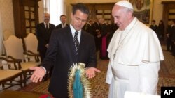 Peña Nieto entregó al papa una estatuilla de la virgen de Guadalupe y una camiseta de la selección mexicana.