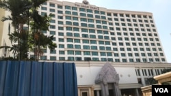 Phnom Penh's former five-star Intercontinental Hotel, which was rebranded as the Great Duke Phnom Penh Hotel, on December 30, 2019. The hotel announced it will officially shut down on December 31, 2019. (Kann Vicheika/VOA Khmer) 