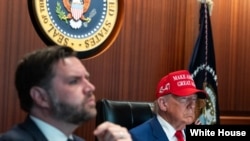 دونالد ترامپ، رئیس‌جمهوری آمریکا در کنار جی‌دی ونس، معاون رئیس‌جمهوری آمریکا در «اتاق وضعیت» کاخ سفید - آرشیو