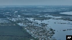 Una vista de áreas inundadas en la aldea ucraniana de Korsunka, en la región de Jersón, el 7 de junio de 2023.