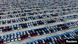 Mobil baru tampak berderet di lapangan parkir di Shenyang, provinsi Liaoning, China (16/1). (foto REUTERS/Stringer)