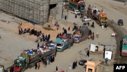 ناقانونه کډوالو ته د حکومت د خبرداري وروسته، په لکهاوو افغانانو له پاکستان نه خپلې کډې بار کړې او افغانستان ته ستانه شول