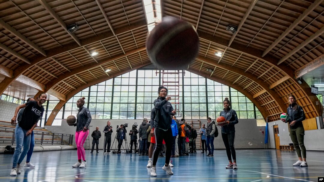 Las jugadoras cubanas de hockey, de izquierda a derecha Yakira Guillén, Lismary González, Geidy Morales, Helec Carta y Jennifer Martínez, juegan baloncesto con otros deportistas cubanos, en el gimnasio municipal de Lo Barnechea, en Santiago, Chile, el 10 noviembre de 2023. 
