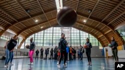 Las jugadoras cubanas de hockey, de izquierda a derecha Yakira Guillén, Lismary González, Geidy Morales, Helec Carta y Jennifer Martínez, juegan baloncesto con otros deportistas cubanos, en el gimnasio municipal de Lo Barnechea, en Santiago, Chile, el 10 noviembre de 2023. 