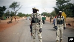 Anggota pasukan Mali berjaga di sebuah pos di jalan Gao luar Sevare, sekitar 620 kilometer (385 mil) utara ibukota Mali Bamako, Minggu 27 Januari, 2013. (AP Photo / Jerome Delay). Pasukan Perancis telah merebut bandara dan jalan-jalan menuju kota Timbuktu, Mali.