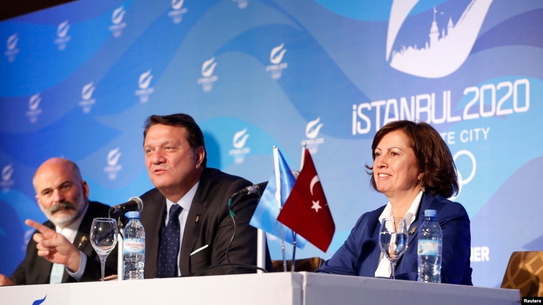Hasan Arat, Bid Chairman and Vice President of the Turkish National Olympic Committee, Alp Berker (L), Director of Sport at Istanbul 2020, Nese Gundogan (R), Secretary General of Turkey's National Olympic Committee give a news conference in Buenos Aires, Sept. 3, 2013. 