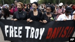 Demonstrators gather in front of the White House in Washington as they hold a vigil before the scheduled execution of death row inmate Troy Davis, September 21, 2011.