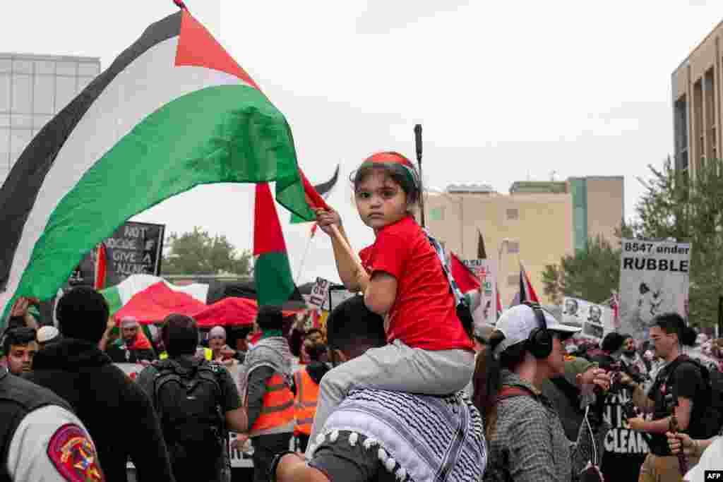 Msichana mdogo akipeperusha bendera ya Palestina wakati wa maandamano kuunga mkono Wapalestina nje ya bunge la jimbo la Texas, mjini Austin, Nov 12, 2023.