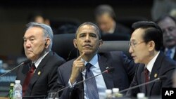 Shugaban Amurka Barack Obama yake sauraron mai ma saukin baki Shugaban korea ta kudu, daga hanun daman shugaban Amurka.