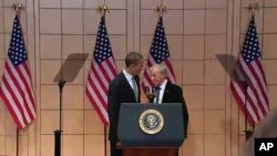 El presidente Obama fue recibido por el sobreviviente del holocausto y premio Nobel de la Paz, Elie Wiesel.