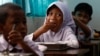 Para siswa di sebuah sekolah dasar di Jakarta menyantap makanan yang dibagikan dalam program Makan Bergizi Gratis (MBG) pada 6 Januari 2025. (Willy Kurniawan/Foto: Reuters)