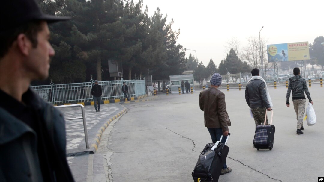 Abanyafuganistani birukanywe mu Budage bageze ku kibuga cy'i Kabul muri Afuganistani