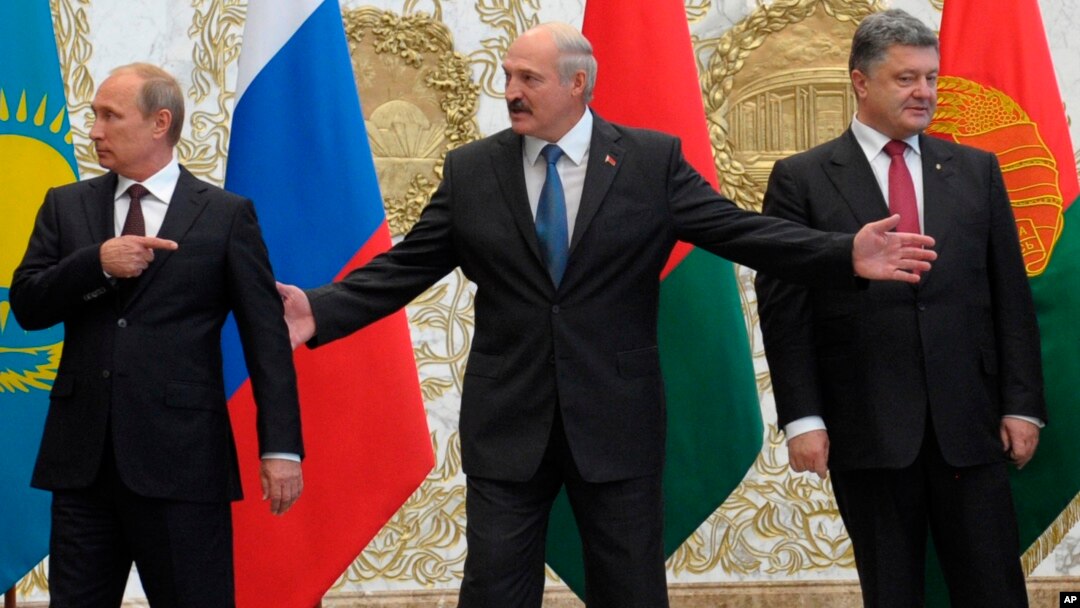 Dari kiri Presiden Rusia Vladimir Putin, Presiden Belarus Alexander Lukashenko dan Presiden Ukraina Petro Poroshenko sebelum acara foto bersama di Minsk, Selasa (26/8).